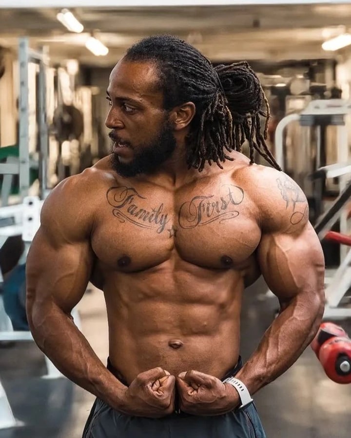 Lee Muscles in the gym, looking to one side