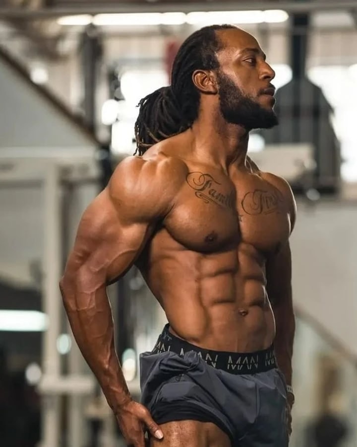 Lee Muscles in the gym, side on